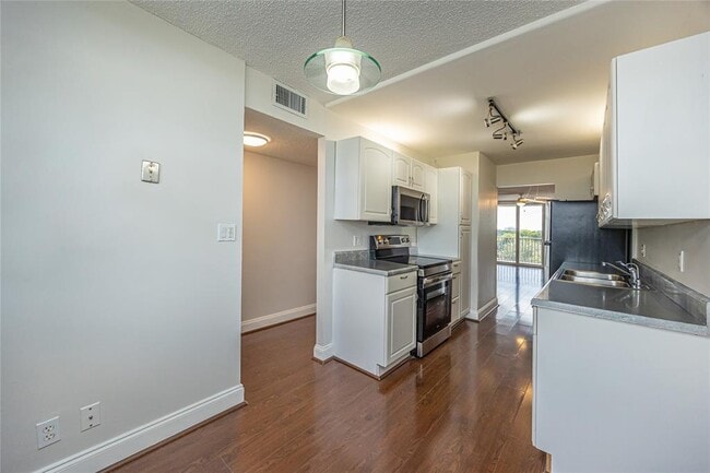 Building Photo - 250 Jacaranda Dr