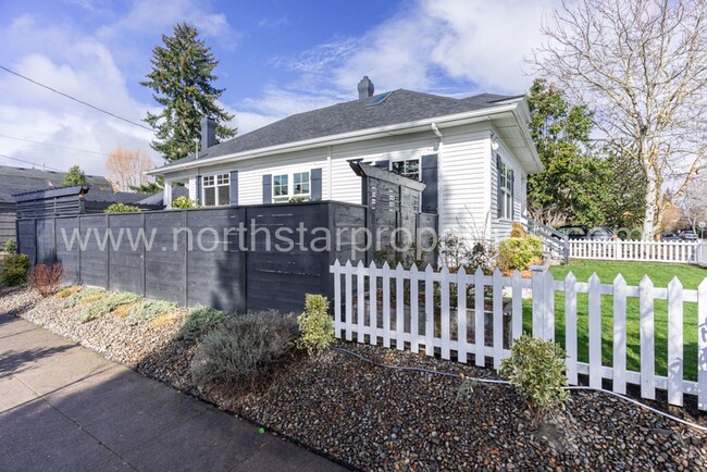 Building Photo - Remodeled Sellwood Bungalow
