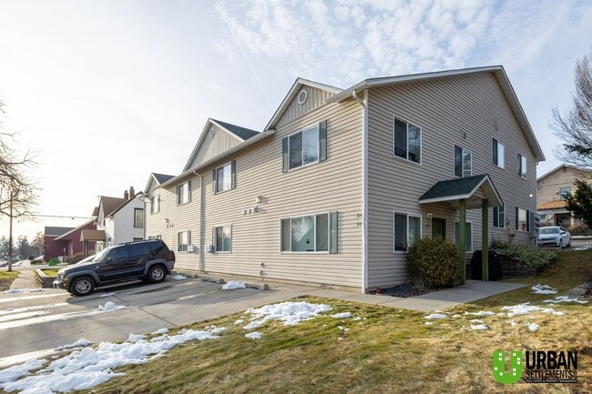 Building Photo - Great 4bd/2bth, nice location