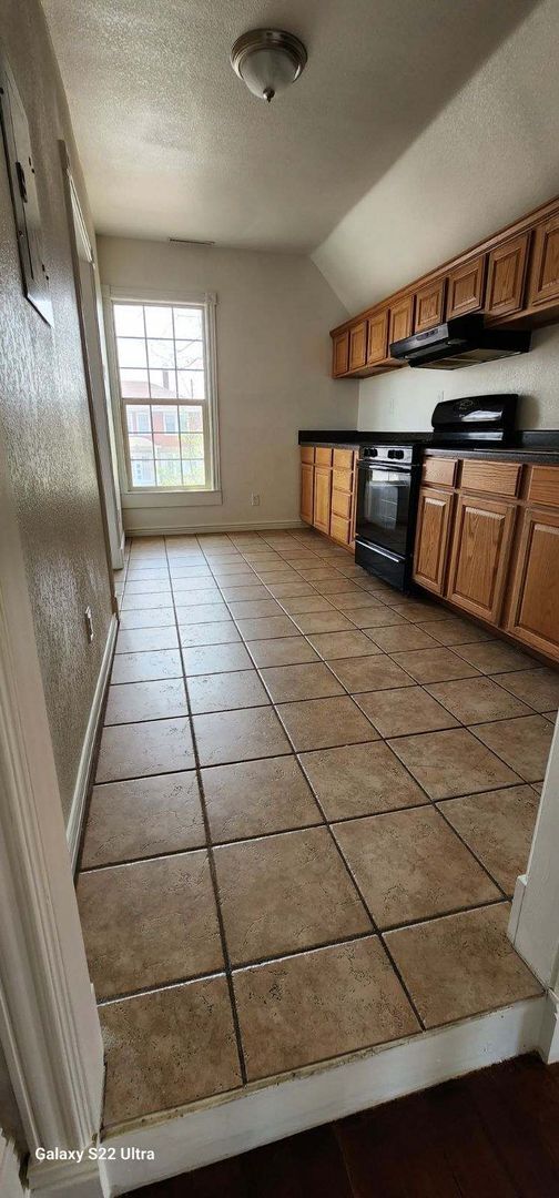 Building Photo - Newly renovated, second floor 1 bed, 1 bat...