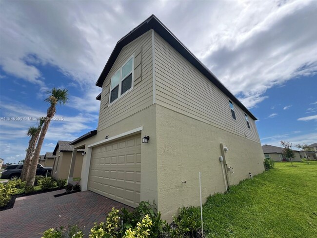 Building Photo - 693 Carlyle Wy