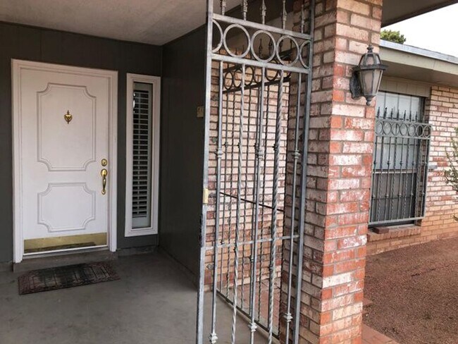 Building Photo - Beautiful East El Paso Home!