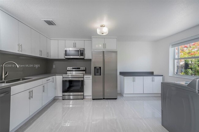 Foto del edificio - 590 SW 23rd Ave