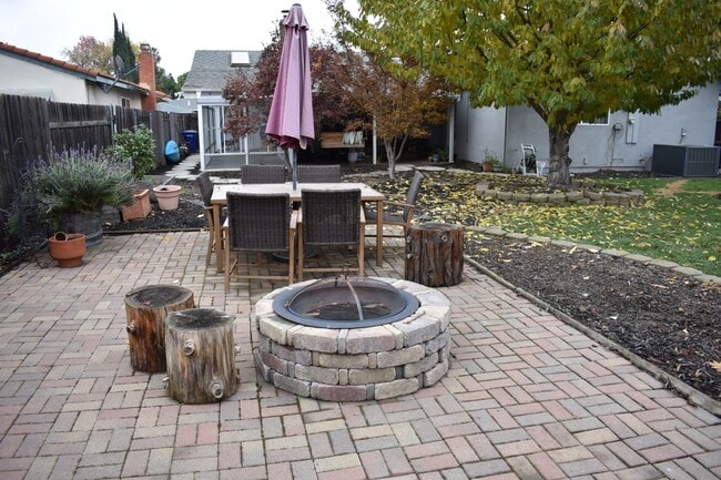 Building Photo - 8480 Everglade Dr