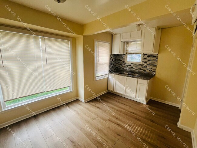 Foto del edificio - 8324 Rosemont Ave