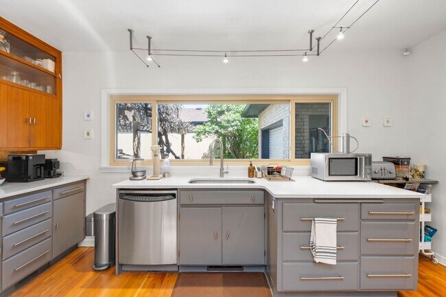 Building Photo - 2BD, 2BA South Denver Home with Bonus Room...