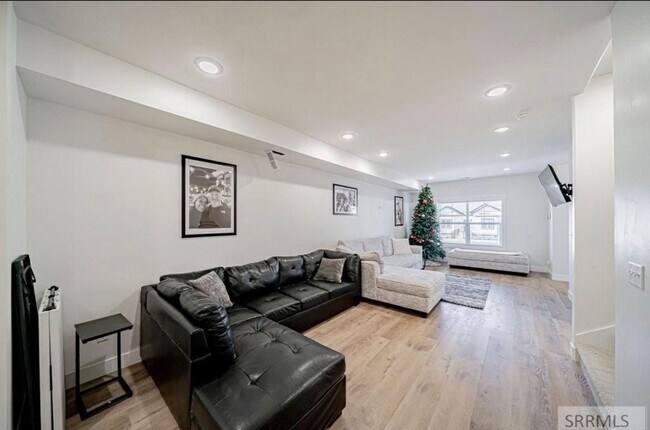 Foto del edificio - Like-New 3BD/2.5BA Home | Garage + Fenced Yard + W/D Included! $500.00 Rent Credit for the month ...