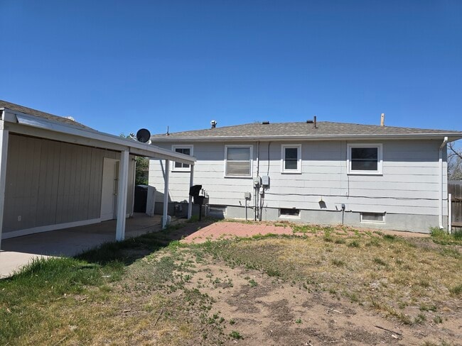 Building Photo - 2465 Parkview Dr