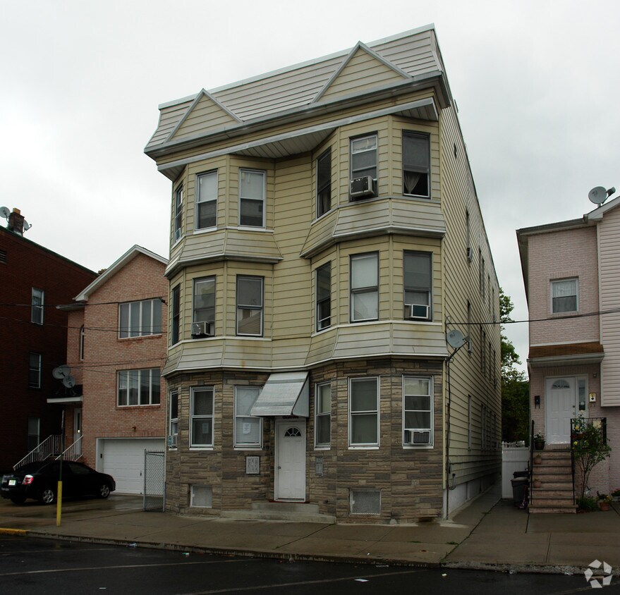 Building Photo - 11 Franklin Ave