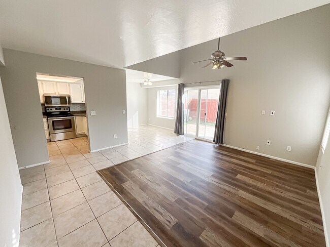 Foto del edificio - 2455 E Broadway Rd