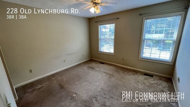 Building Photo - 3 Bed / 2.5 Bath Single Family with fenced...