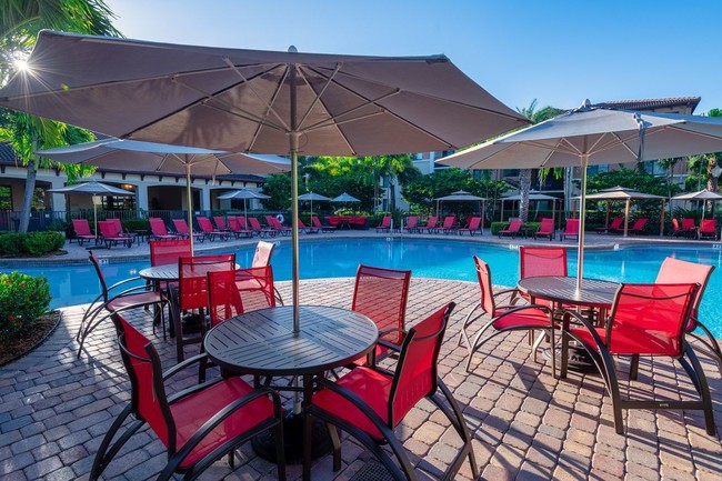 Poolside seating area - The Park at Kendall