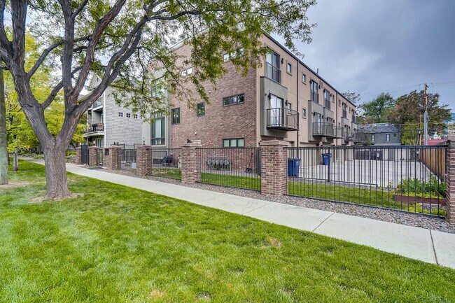 Photo - 1657 Franklin St Townhome