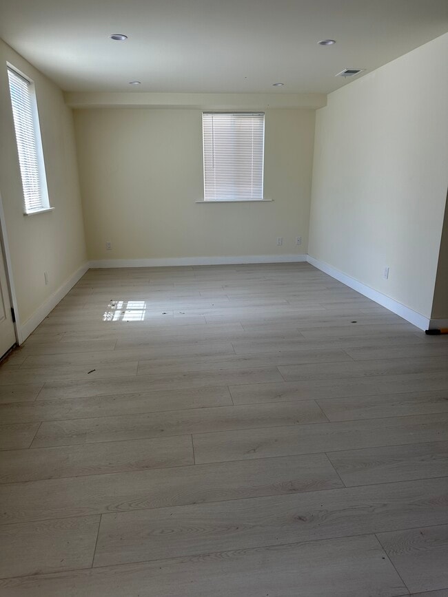 Building Photo - 47 Rey St