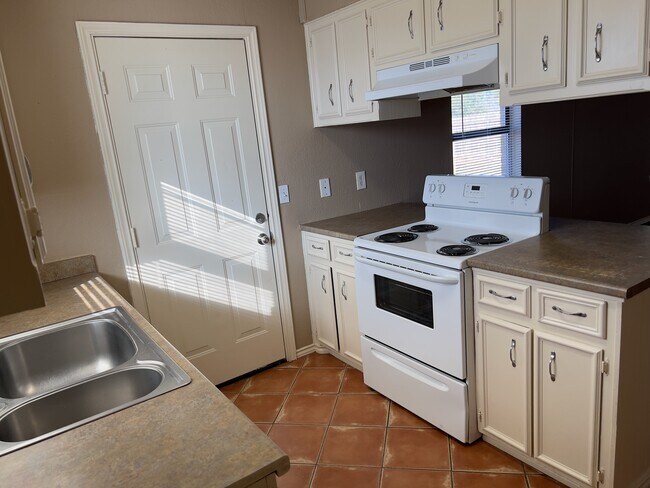 Building Photo - 302 E 17th St