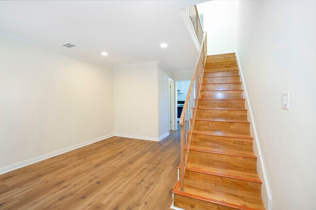Building Photo - 1708 E Chevy Chase Dr