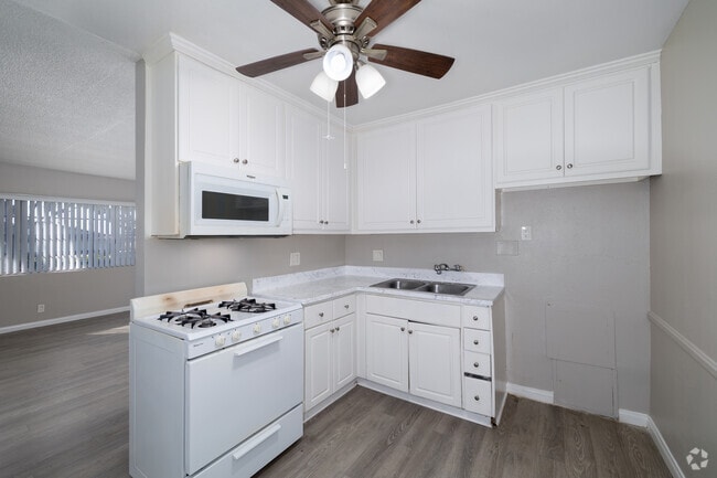 2BR, 1BA - 800SF - Kitchen - 1336 W. Stoneridge Ct.