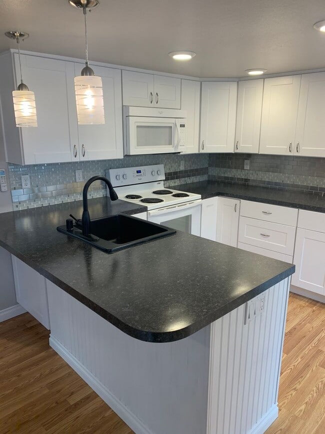 Building Photo - Adorable Two Bedroom One Bath on Cul De Sa...