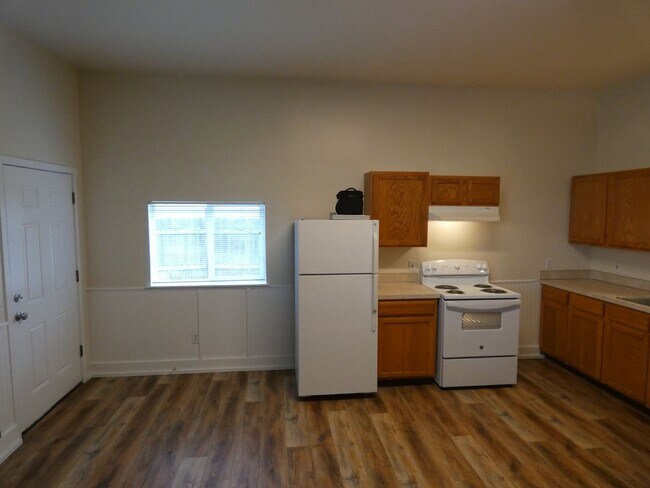 Building Photo - APPLICATION PENDING - 518 Race 3 bed Duplex