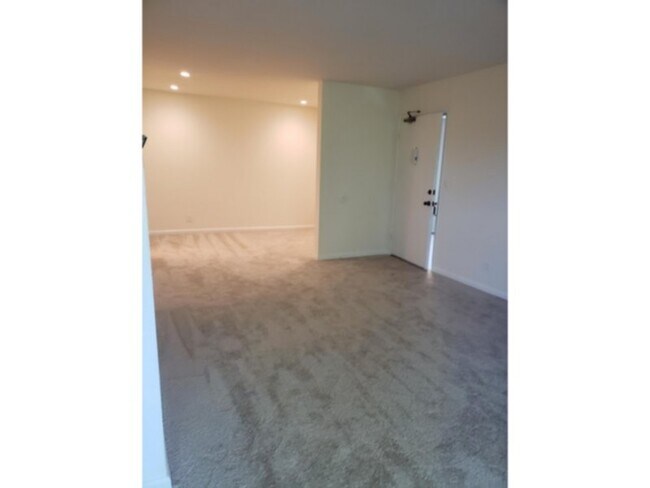 Foto del edificio - 495 Ignacio Blvd