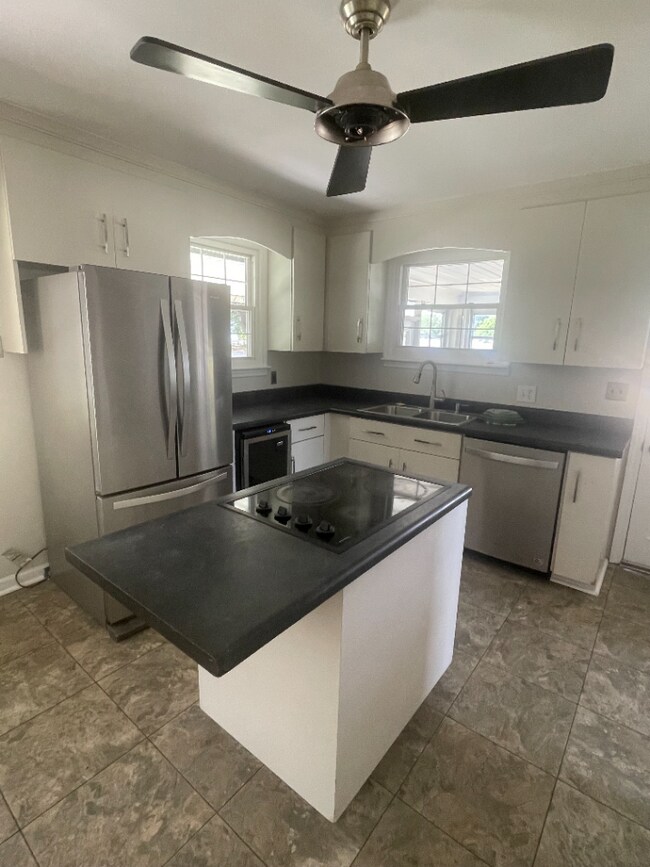 Foto del edificio - 4 bedroom house with fenced in yard and storage galore 8 minutes from Liberty University and Ward...