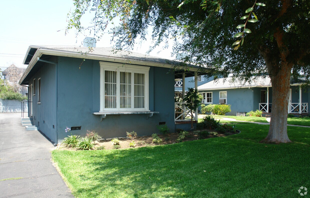 Foto del edificio - 625-633 W Glenoaks Blvd