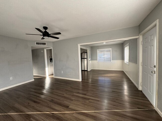 Foto del edificio - 3 BR 2Ba Home w/gated yard and storage area