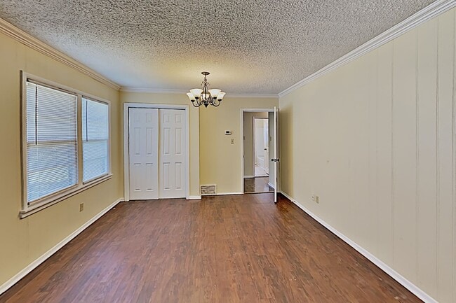 Foto del edificio - Charming 3-Bedroom Home with Spacious Living & Outdoor Retreat!