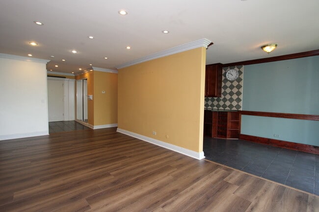 Building Photo - 5950 Oakwood Dr