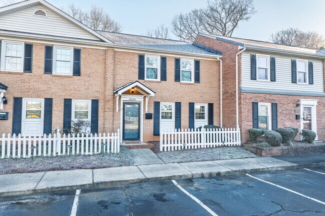 Foto del edificio - 8418 Knights Bridge Rd