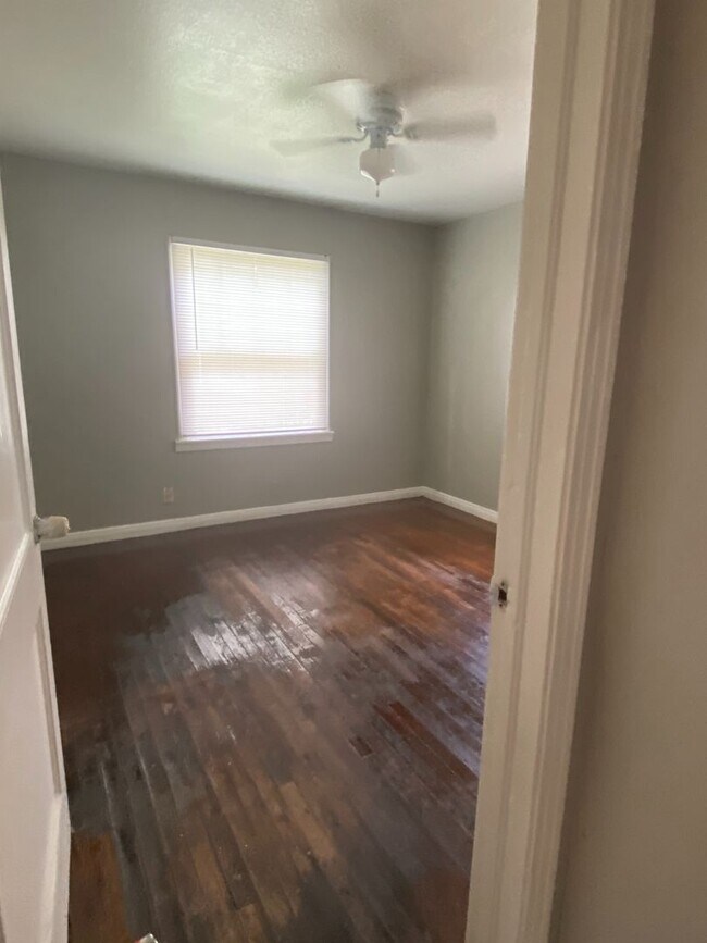 Foto del edificio - 2 bedroom One Bath Home For Rent