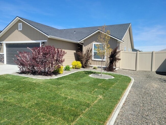 Building Photo - Executive Rental!