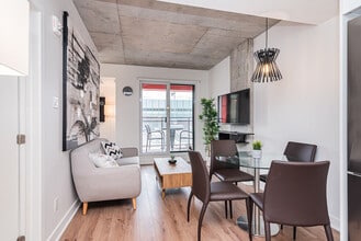Building Photo - 885 Boul. de Maisonneuve E