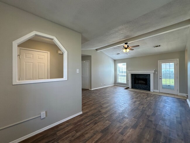 Building Photo - Beautifully Remodeled 3 Bed/2 Bath/2-Car G...