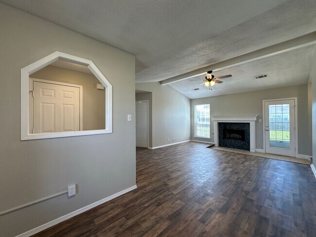Foto del edificio - Beautifully Remodeled 3 Bed/2 Bath/2-Car G...