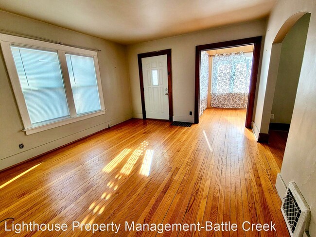 Building Photo - 2 br, 1 bath House - 200 Summer Street
