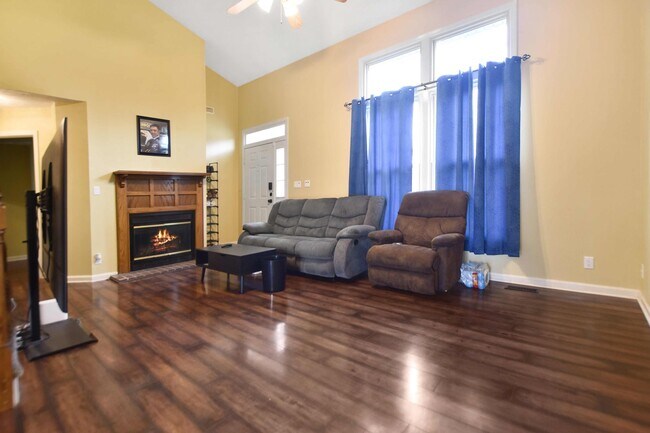 Building Photo - Pet Friendly Three Bedroom!