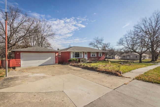 Building Photo - 3 Bedroom 2 Bath Home for Rent Indianola, ...