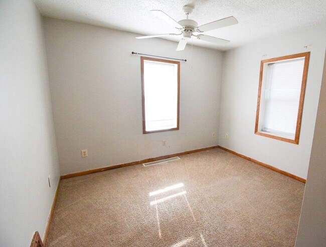 Foto del edificio - Cute house, great location, move in and ma...