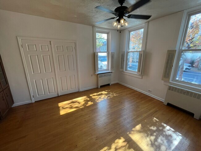 Foto del edificio - 237 E Walnut St