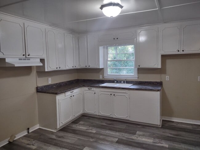 Building Photo - MOVE IN SPECIAL!**** 1/2 OF 1ST MONTH RENT...