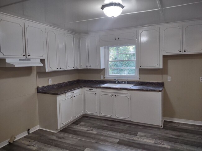 Building Photo - ****MOVE IN SPECIAL***1st MONTHS RENT IS F...