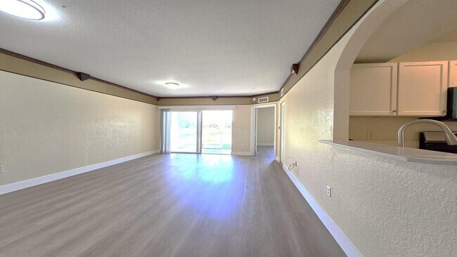 Foto del edificio - 1157 Golden Lakes Blvd