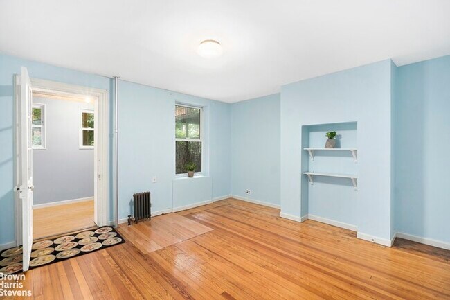 Building Photo - Spacious Garden apt. w/Yard & Office