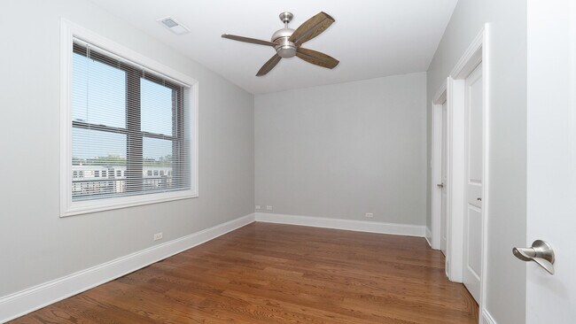 Building Photo - 4917 S Prairie Ave