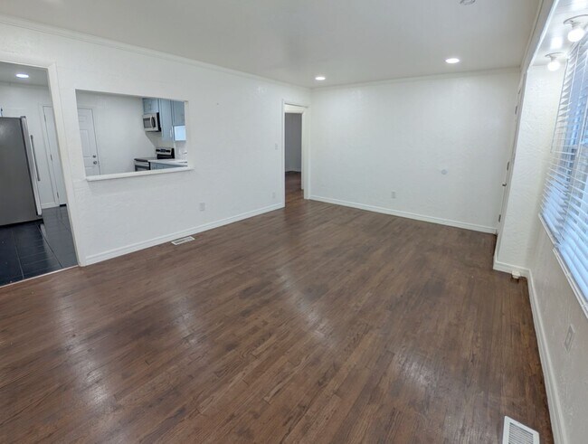 Building Photo - 3 Bed, 2 Bath Remodeled Home