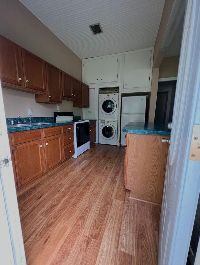 Foto del edificio - Spacious 5 Bedroom, 2 Bath available for the 2026 - 2027 school year - **The price is for whole u...