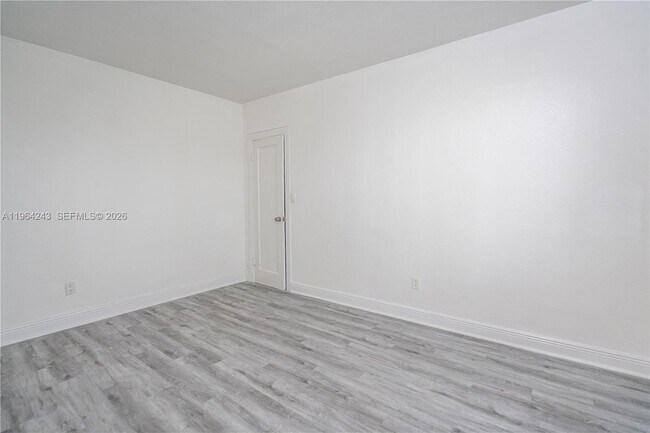 Foto del edificio - 7325 Carlyle Ave