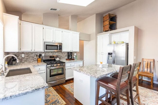 Foto del edificio - 9316 Caulfield Dr