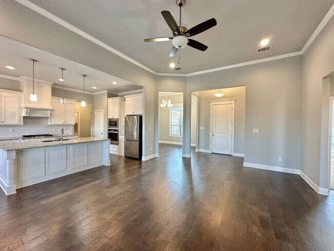 Building Photo - Stunning 3 Bed 2 Bath in South Tyler!